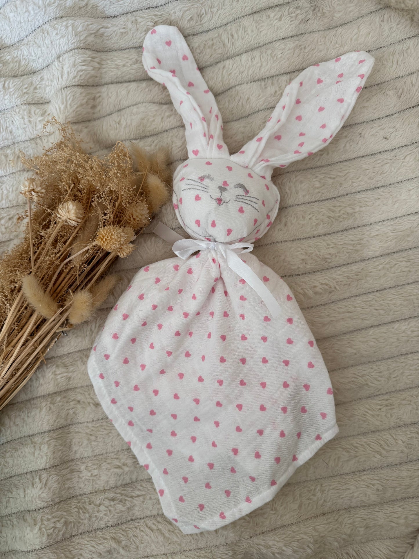 Doudou lapin cœurs